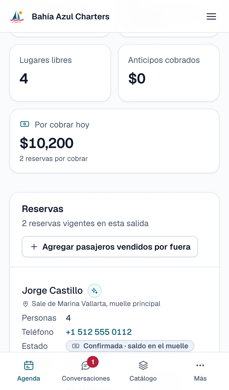 Captura del panel en la salida del día: «Por cobrar hoy» y la lista de abordaje con cada reserva, sus personas, su teléfono, su punto de salida y su saldo.